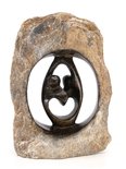 Stenen beeld ruwe lover familie 2 personen, 17 cm hoog, bruin