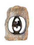 Stenen beeld ruwe lover familie 2 personen, 17 cm hoog, bruin