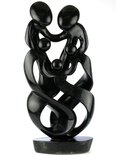 Stenen beeld gezin, familie 5 personen, vader, moeder, ouders en 3 kinderen. 56 cm hoog, zwart