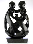 Stenen beeld gezin, familie 5 personen, vader, moeder, ouders en 3 kinderen. 55 cm hoog, zwart