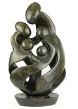 Stenen beeld gezin, familie 5 personen, vader, moeder, ouders en 3 kinderen. 56 cm hoog, groen
