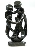 Stenen beeld gezin, familie 5 personen, vader, moeder, ouders en 3 kinderen. 47 cm hoog, zwart