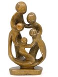 Stenen beeld gezin, familie 5 personen, vader, moeder, ouders en 3 kinderen. 29 cm hoog, bruin