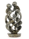 Stenen beeld gezin, familie 5 personen, vader, moeder, ouders en 3 kinderen. 33 cm hoog, groen