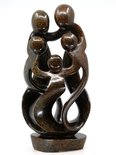 Stenen beeld gezin, familie 5 personen, vader, moeder, ouders en 3 kinderen. 39 cm hoog, bruin