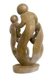 Stenen beeld gezin, familie 5 personen, vader, moeder, ouders en 3 kinderen. 44 cm hoog, bruin