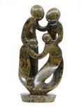Stenen beeld gezin, familie 4 personen, vader, moeder, ouders en 2 kinderen. 42 cm hoog, bruin leopard