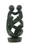 Stenen beeld gezin, familie 4 personen, vader, moeder, ouders en 2 kinderen. 40 cm hoog, groen