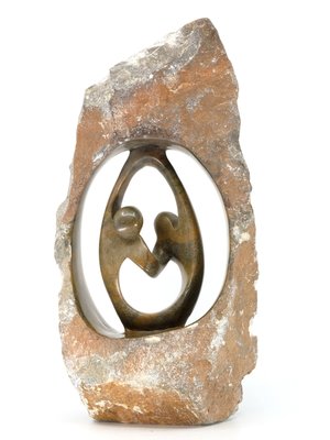 Stenen beeld ruwe lover familie 2 personen, 29 cm hoog, bruin
