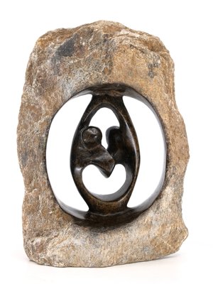 Stenen beeld ruwe lover familie 2 personen, 17 cm hoog, bruin