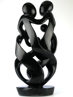Stenen beeld familie 5 personen, 2 ouders en 3 kinderen 56 cm hoog, zwart