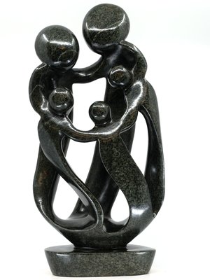 Stenen beeld familie 5 personen, 2 ouders en 3 kinderen 47 cm hoog, zwart