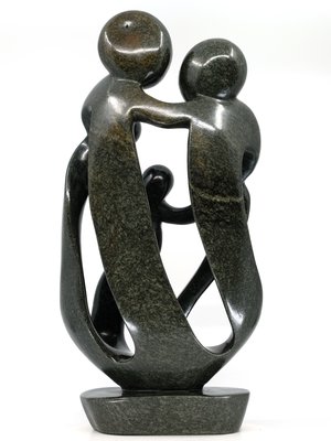 Stenen beeld familie 5 personen, 2 ouders en 3 kinderen 47 cm hoog, zwart