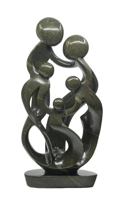 Stenen beeld familie 5 personen, 2 ouders en 3 kinderen 48 cm hoog, groen