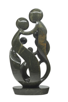 Stenen beeld familie 5 personen, 2 ouders en 3 kinderen 48 cm hoog, groen