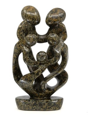 Stenen beeld familie 5 personen, 2 ouders en 3 kinderen 28 cm hoog, zwart leopard