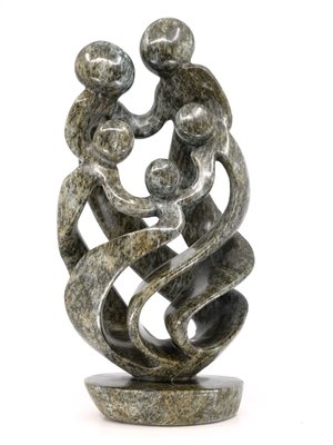 Stenen beeld familie 5 personen, 2 ouders en 3 kinderen 33 cm hoog, groen