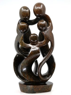 Stenen beeld familie 5 personen, 2 ouders en 3 kinderen 39 cm hoog, bruin