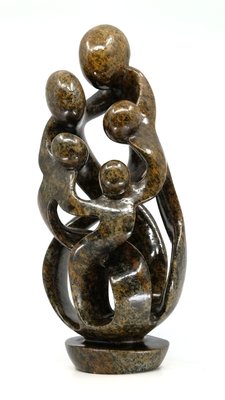 Stenen beeld familie 5 personen, 2 ouders en 3 kinderen 42 cm hoog, bruin