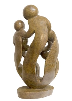 Stenen beeld familie 5 personen, 2 ouders en 3 kinderen 44 cm hoog, bruin