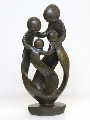 Stenen beeld familie 4 personen, 2 ouders en 2 kinderen 49 cm hoog, bruin
