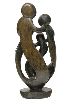 Stenen beeld familie 4 personen, 2 ouders en 2 kinderen 49 cm hoog, bruin