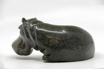 Stenen beeld nijlpaard liggend 1 dier, 10 cm hoog, zwart