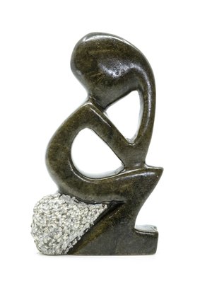 Stenen beeld denker zittend abstract 1 persoon, 11 cm hoog, groen