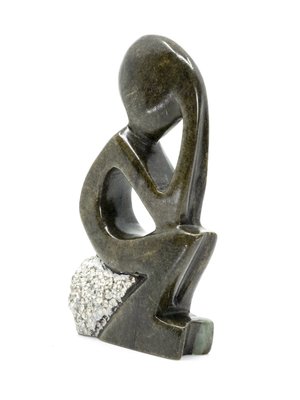 Stenen beeld denker zittend abstract 1 persoon, 11 cm hoog, groen