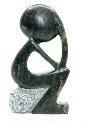 Stenen beeld denker zittend abstract 1 persoon, 13 cm hoog, groen