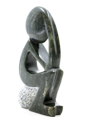 Stenen beeld denker zittend abstract 1 persoon, 13 cm hoog, groen