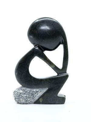 Stenen beeld denker zittend abstract 1 persoon, 12 cm hoog, zwart