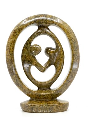 Stenen beeld ring lover familie twee personen 19 cm hoog, bruin