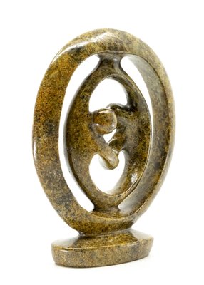 Stenen beeld ring lover familie twee personen 19 cm hoog, bruin