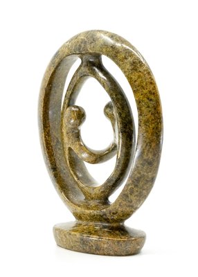 Stenen beeld ring lover familie twee personen 19 cm hoog, bruin