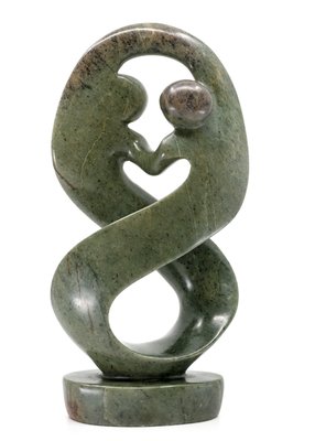 Stenen beeld twisted lover familie twee personen 25 cm hoog, groen