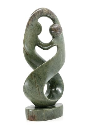 Stenen beeld twisted lover familie twee personen 25 cm hoog, groen