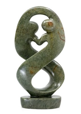 Stenen beeld twisted lover familie twee personen 25 cm hoog, groen