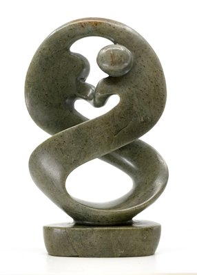 Stenen beeld twisted lover familie twee personen 21 cm hoog, groen