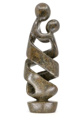 Stenen beeld twee personen moeder en kind 36 cm hoog, bruin