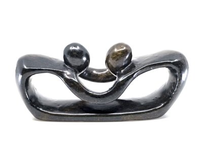 Stenen beeld pulling lovers twee personen 9 cm hoog, zwart