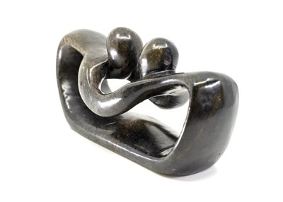 Stenen beeld pulling lovers twee personen 9 cm hoog, zwart
