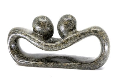 Stenen beeld pulling lovers twee personen 11 cm hoog, groen