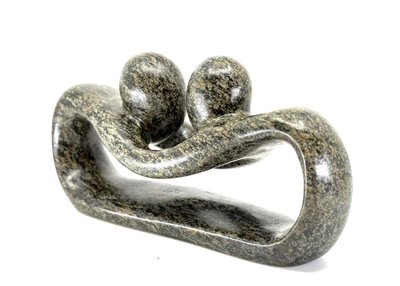 Stenen beeld pulling lovers twee personen 11 cm hoog, groen