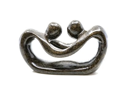 Stenen beeld pulling lovers twee personen 8 cm hoog, bruin