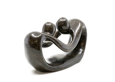 Stenen beeld pulling lovers twee personen 8 cm hoog, bruin