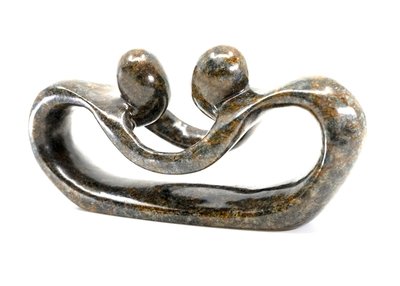 Stenen beeld pulling lovers twee personen 7 cm hoog, bruin