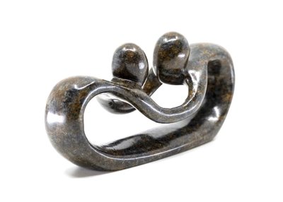 Stenen beeld pulling lovers twee personen 7 cm hoog, bruin