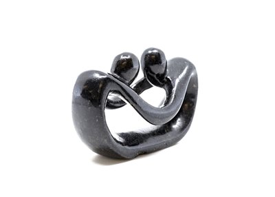 Stenen beeld pulling lovers twee personen 5 cm hoog, zwart