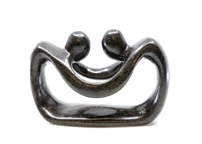 Stenen beeld pulling lovers twee personen 6 cm hoog, zwart